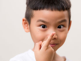 Enfant avec lentilles de contact
